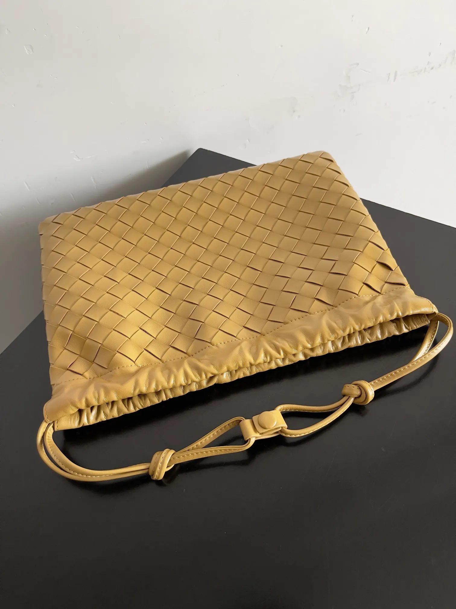 Batch 1560 Armpit bags have become a fashionable item that every girl has in their hands in recent years🛍️. The elegant and simple style has won the love of many people of different ages. However, there is an unavoidable trouble with armpit bags, that is, the capacity is too small, and BOTTEGA VENETA’s new Dustbag Considering people's travel needs, the capacity of garbage bags has been greatly upgraded. Folding umbrellas, water cups, and girls' makeup powder and lipstick can all be accommodated. It is very light and resistant to dirt. Even if you have a lot of things when traveling, it can reduce the burden to a certain extent. The shoulder straps are buckled and can be changed at will. It can be used for hand holding or as the liner of a large bag. After the drawstring is drawn, it looks like a cloud bag. It is very suitable for concave styling when traveling in summer🙋🏻‍♀️ Style number: 796728 Size: 32*23*1cm